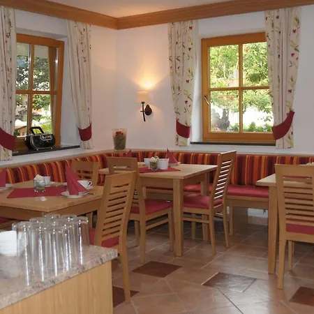 Haus Alpenflora Апартаменты *